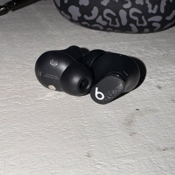 Beats by Dr. Dre Studio Buds - Black With Leopard Silicone Case EUC - Picture 8 of 13
